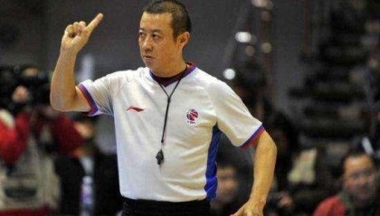  尼斯主帅赛后炮轰裁判，争议判罚引发舆论风波  